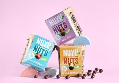 3 Packungen der veganen NUYU NUTS mit Schokolade, stylish präsentiert